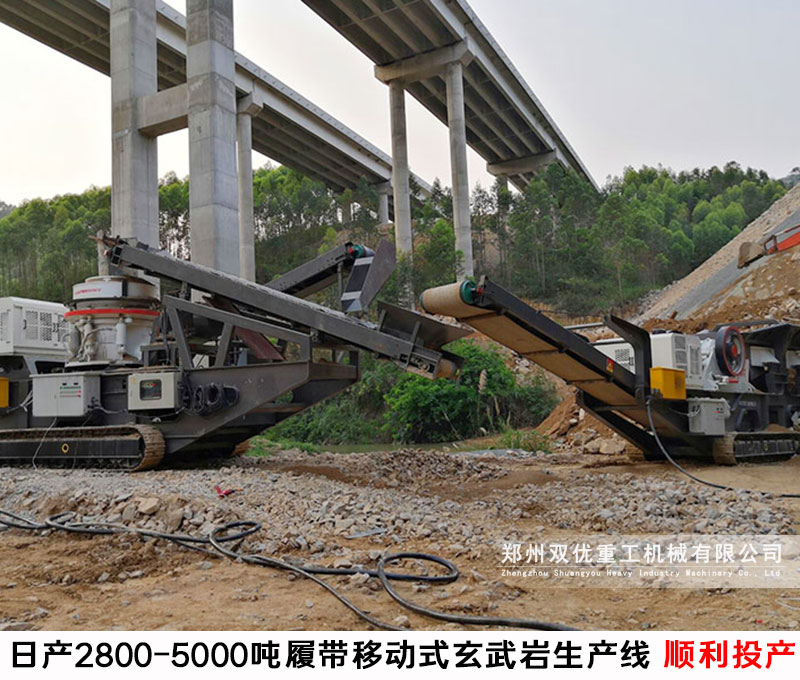 履帶移動碎石機(jī)現(xiàn)場圖片